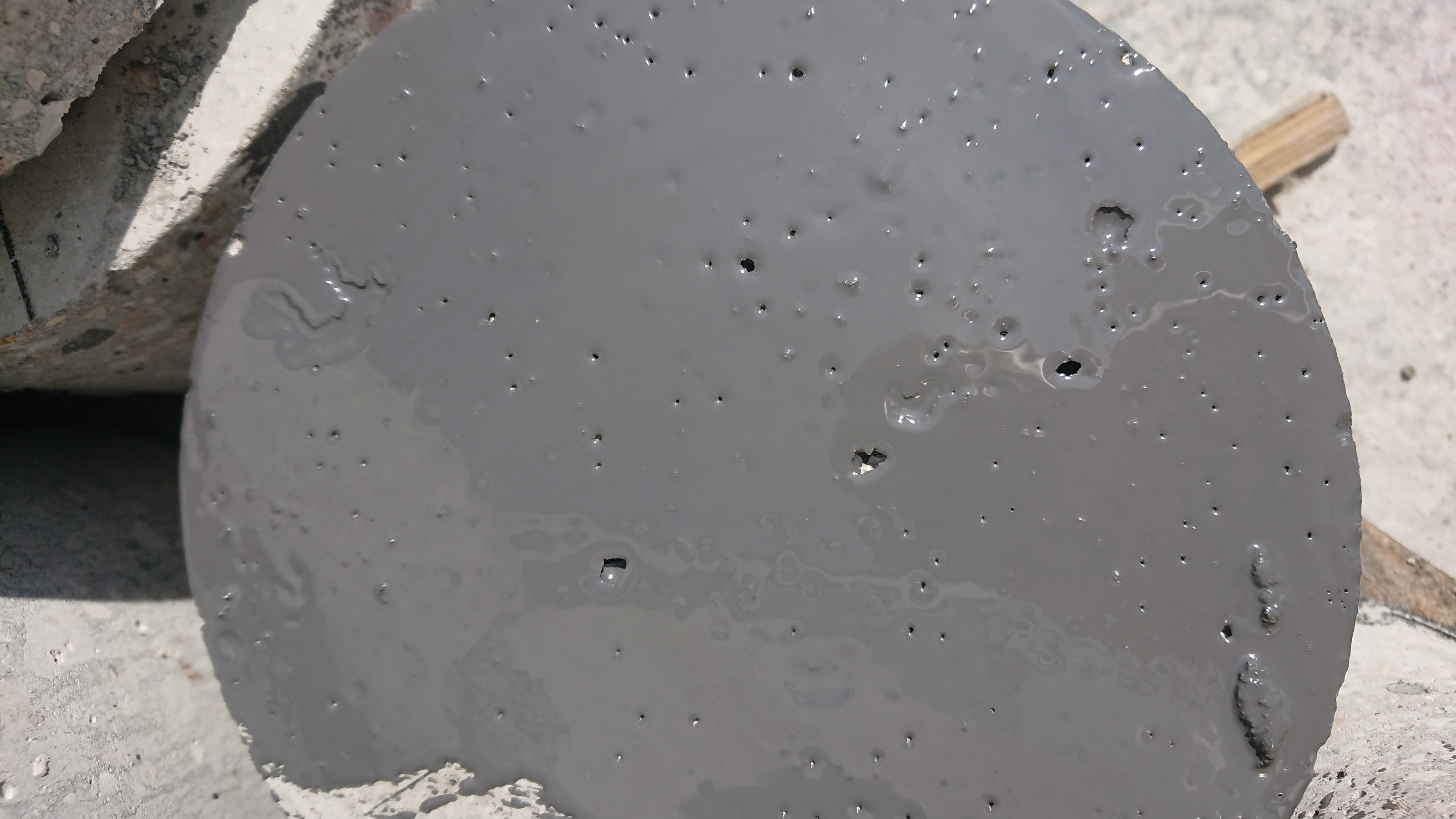 Problemy z kraterowaniem po malowaniu betonu bez szpachli